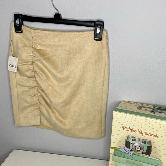 NWT FREE PEOPLE Cinched Seam High Rise Slit Detail Tan Faux Suede Mini Skirt - Picture 6 of 9